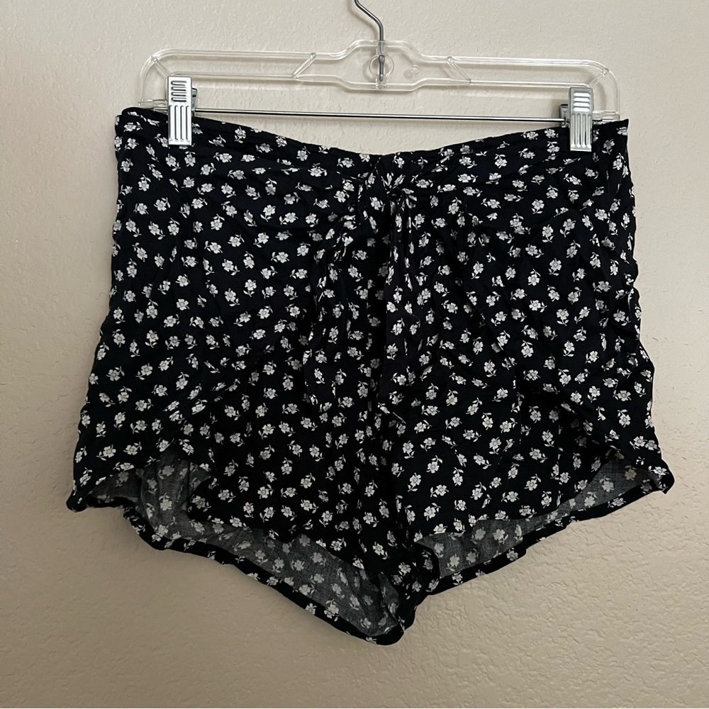 & Other Stories Tie Front Floral Shorts Size: 8